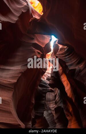 Bellissimo rosso a forma di roccia arenaria formazioni in Antelope Canyon in Arizona. Shot rivolta verso l'alto con nessun popolo visibile. Riprese diurne con fasci di sun. Foto Stock