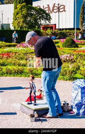 Riva del Garda, Lombardia, Italia - 12 Settembre 2019: l'artista burattinaio eseguendo con la sua bambola sulla passeggiata del lago di Garda in Riva del Garda city Foto Stock