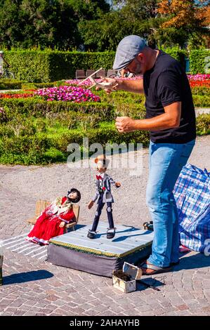 Riva del Garda, Lombardia, Italia - 12 Settembre 2019: l'artista burattinaio eseguendo con la sua bambola sulla passeggiata del lago di Garda in Riva del Garda city Foto Stock