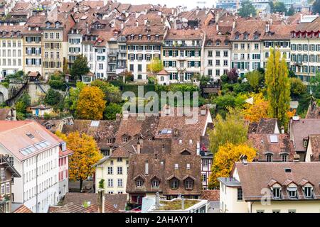 Facciate di case e tetti di tegole nel centro della città di Berna, Canton Berna, Svizzera Foto Stock