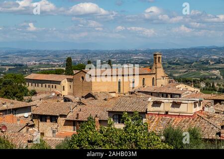Vista della chiesa di Sant'Agostino nel centro storico di San Gimignano Foto Stock