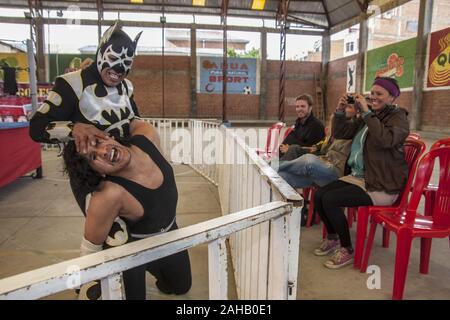 El Alto in Bolivia. 5 Novembre, 2015. lottatori in azione durante la mostra di El Alto.Wrestling show di El Alto da donne in costumi tradizionali noti come 'Cholitas'' denigratori la frase contro la donna boliviana che con questa mostra intende rivalutare l identità e il ruolo importante delle donne nella società dimostrando che essi possono combattere lo stesso e anche meglio di ragazzi. Credito: Alvaro Fuente SOPA/images/ZUMA filo/Alamy Live News Foto Stock