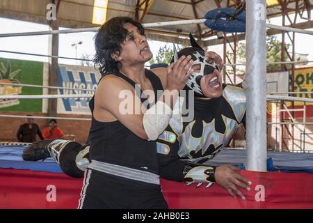 El Alto in Bolivia. 5 Novembre, 2015. lottatori in azione durante la mostra di El Alto.Wrestling show di El Alto da donne in costumi tradizionali noti come 'Cholitas'' denigratori la frase contro la donna boliviana che con questa mostra intende rivalutare l identità e il ruolo importante delle donne nella società dimostrando che essi possono combattere lo stesso e anche meglio di ragazzi. Credito: Alvaro Fuente SOPA/images/ZUMA filo/Alamy Live News Foto Stock