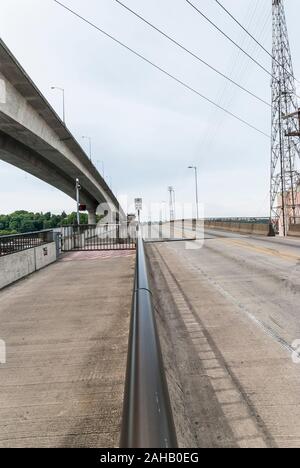 Vista del West Seattle Bridge (Jeanette Williams Memorial Bridge) con torre per lavorare lo swing-span Spokane Street Bridge nello Stato di Washington. Foto Stock