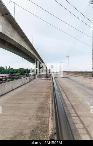 Vista del West Seattle Bridge (Jeanette Williams Memorial Bridge) con torre per lavorare lo swing-span Spokane Street Bridge nello Stato di Washington. Foto Stock