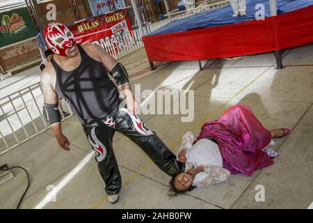 El Alto in Bolivia. 5 Novembre, 2015. lottatori in azione durante la mostra di El Alto.Wrestling show di El Alto da donne in costumi tradizionali noti come 'Cholitas'' denigratori la frase contro la donna boliviana che con questa mostra intende rivalutare l identità e il ruolo importante delle donne nella società dimostrando che essi possono combattere lo stesso e anche meglio di ragazzi. Credito: Alvaro Fuente SOPA/images/ZUMA filo/Alamy Live News Foto Stock