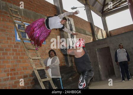 El Alto in Bolivia. 5 Novembre, 2015. lottatori in azione durante la mostra di El Alto.Wrestling show di El Alto da donne in costumi tradizionali noti come 'Cholitas'' denigratori la frase contro la donna boliviana che con questa mostra intende rivalutare l identità e il ruolo importante delle donne nella società dimostrando che essi possono combattere lo stesso e anche meglio di ragazzi. Credito: Alvaro Fuente SOPA/images/ZUMA filo/Alamy Live News Foto Stock