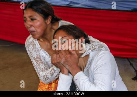 El Alto in Bolivia. 5 Novembre, 2015. lottatori in azione durante la mostra di El Alto.Wrestling show di El Alto da donne in costumi tradizionali noti come 'Cholitas'' denigratori la frase contro la donna boliviana che con questa mostra intende rivalutare l identità e il ruolo importante delle donne nella società dimostrando che essi possono combattere lo stesso e anche meglio di ragazzi. Credito: Alvaro Fuente SOPA/images/ZUMA filo/Alamy Live News Foto Stock