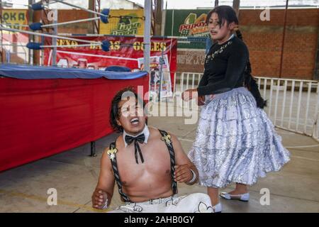 El Alto in Bolivia. 5 Novembre, 2015. lottatori in azione durante la mostra di El Alto.Wrestling show di El Alto da donne in costumi tradizionali noti come 'Cholitas'' denigratori la frase contro la donna boliviana che con questa mostra intende rivalutare l identità e il ruolo importante delle donne nella società dimostrando che essi possono combattere lo stesso e anche meglio di ragazzi. Credito: Alvaro Fuente SOPA/images/ZUMA filo/Alamy Live News Foto Stock