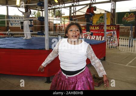 El Alto in Bolivia. 5 Novembre, 2015. Un wrestler ferito durante la mostra di El Alto.Wrestling show di El Alto da donne in costumi tradizionali noti come 'Cholitas'' denigratori la frase contro la donna boliviana che con questa mostra intende rivalutare l identità e il ruolo importante delle donne nella società dimostrando che essi possono combattere lo stesso e anche meglio di ragazzi. Credito: Alvaro Fuente SOPA/images/ZUMA filo/Alamy Live News Foto Stock