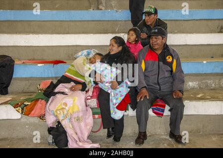 El Alto in Bolivia. 5 Novembre, 2015. Le persone guardano su durante la mostra di El Alto.Wrestling show di El Alto da donne in costumi tradizionali noti come 'Cholitas'' denigratori la frase contro la donna boliviana che con questa mostra intende rivalutare l identità e il ruolo importante delle donne nella società dimostrando che essi possono combattere lo stesso e anche meglio di ragazzi. Credito: Alvaro Fuente SOPA/images/ZUMA filo/Alamy Live News Foto Stock