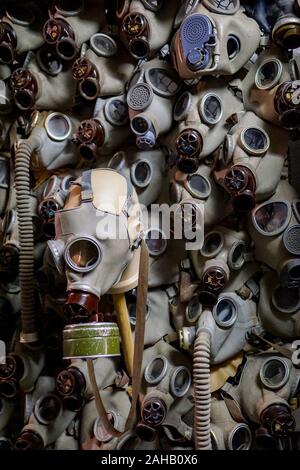 Installazione di maschere a gas su di un muro in un epoca della guerra fredda metropolitana bunker nucleari a Praga, Repubblica Ceca Foto Stock