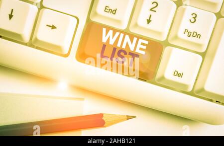 La grafia la scrittura di testo Lista dei vini. Concettuale menu foto di selezioni di vini per acquistare tipicamente in un ristorante White tastiera PC con nota vuota Foto Stock