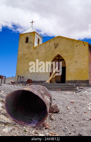 Una chiesa abbandonata in abbandonato insediamento minerario città fantasma di Mina La Casualidad, in alto andini puna deserto della provincia di Salta in Argentina Foto Stock