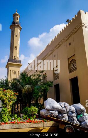 Minareto e edificio del Grand Bur Dubai Masjid moschea nel quartiere di Bur Dubai in Dubai negli Emirati Arabi Uniti Foto Stock