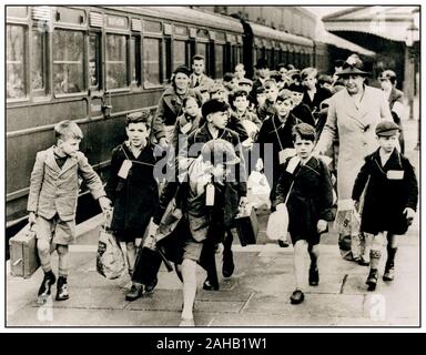 Blitz seconda guerra mondiale WW2 bambini evacuati con valigie che indossano etichette con il nome alla stazione ferroviaria di Moor Street, Birmingham, lasciando per la campagna alloggio per evitare la Germania nazista blitz bombardamento di città britanniche settembre, 1939. Bambini dell'evacuazione in tempo di guerra, milioni di bambini cittadini britannici sono stati evacuati in luoghi più sicuri durante la seconda guerra mondiale. WW2 Foto Stock