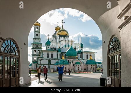 Istra, Russia-August 10, 2019: Risurrezione Cattedrale del nuovo monastero di Gerusalemme su una soleggiata giornata estiva. Attrazioni turistiche in Russia. Editoriale Foto Stock