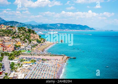 Vietri sul mare splendida vista dall'alto verso spiagge con ombrelloni, rocce due fratelli, mare azzurro e città e montagne Foto Stock