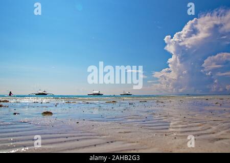 Barche con pattini all'orizzonte di Mindanao mare sulla spiaggia Dumaluan situato su Panglao Island Foto Stock