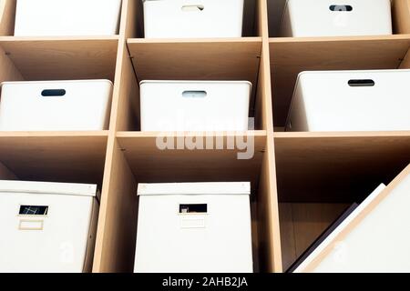 Arredamento moderno caselle bianche in scaffali ad in legno per lo storage, arredamento moderno clean up Foto Stock