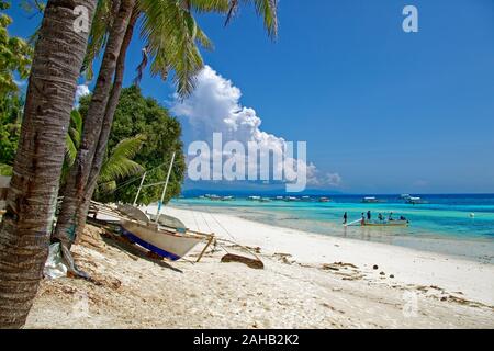 Wrack barca con pattini sulla spiaggia Dumaluan nelle Filippine Foto Stock