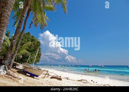 Wrack barca con pattini sulla spiaggia Dumaluan nelle Filippine Foto Stock