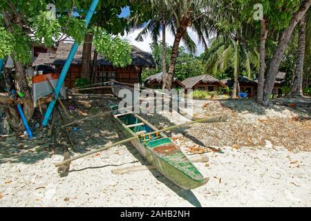 Vecchie barche con vernice pelata, circondato rubbishes sul bordo della spiaggia Dumaluan nelle Filippine, Panglao Island Foto Stock