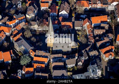 Vista aerea, Evang. -San Giorgio-chiesa, pittoresca città vecchia, Hattingen, Ennepe-Ruhr-Kreis, la zona della Ruhr, Renania settentrionale-Vestfalia, Germania, DE, Europa, ha Foto Stock