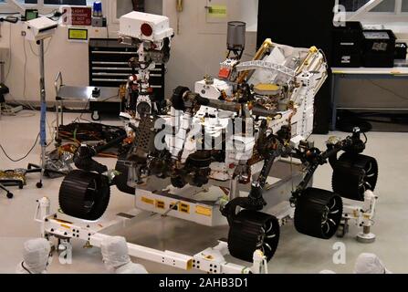 Pasadena, California, Stati Uniti d'America. 27 Dic, 2019. JPL techs showoff il Mars rover 2020 durante un media che è quasi pronto in testa al KSC per la sua luglio/agosto la data di lancio per Marte, venerdì 27 dicembre, 2019. Pasadena CA/USA. Il rover sarà lasciando JPL nel gennaio 2020 e lancio a metà anno e speriamo di atterrare su Marte nel febbraio 2021. Credit: Gene Blevins/ZUMA filo/Alamy Live News Credito: ZUMA Press, Inc./Alamy Live News Foto Stock