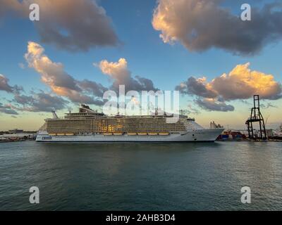 Ft. Lauderdale,FL/USA-11/10/19: il fascino dei mari a Royal Caribbean Cruise Line nave da crociera ancorata al Ft. Lauderdale, Florida porta a sunrise Foto Stock