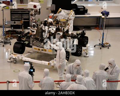 Pasadena, California, Stati Uniti d'America. 27 Dic, 2019. JPL techs showoff il Mars rover 2020 durante un media che è quasi pronto in testa al KSC per la sua luglio/agosto la data di lancio per Marte, venerdì 27 dicembre, 2019. Pasadena CA/USA. Il rover sarà lasciando JPL nel gennaio 2020 e lancio a metà anno e speriamo di atterrare su Marte nel febbraio 2021. Credit: Gene Blevins/ZUMA filo/Alamy Live News Credito: ZUMA Press, Inc./Alamy Live News Foto Stock