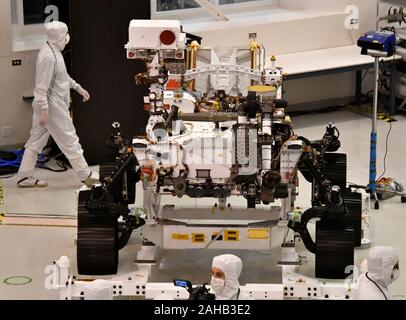 Pasadena, California, Stati Uniti d'America. 27 Dic, 2019. JPL techs showoff il Mars rover 2020 durante un media che è quasi pronto in testa al KSC per la sua luglio/agosto la data di lancio per Marte, venerdì 27 dicembre, 2019. Pasadena CA/USA. Il rover sarà lasciando JPL nel gennaio 2020 e lancio a metà anno e speriamo di atterrare su Marte nel febbraio 2021. Credit: Gene Blevins/ZUMA filo/Alamy Live News Credito: ZUMA Press, Inc./Alamy Live News Foto Stock