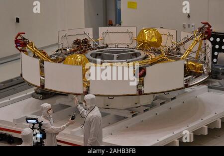 Pasadena, California, Stati Uniti d'America. 27 Dic, 2019. JPL techs showoff la fase di crociera del Mars rover 2020 durante un media che è quasi pronto in testa al KSC per la sua luglio/agosto la data di lancio per Marte, venerdì 27 dicembre, 2019. Pasadena CA/USA. Il rover sarà lasciando JPL nel gennaio 2020 e lancio a metà anno e speriamo di atterrare su Marte nel febbraio 2021. Credit: Gene Blevins/ZUMA filo/Alamy Live News Credito: ZUMA Press, Inc./Alamy Live News Foto Stock