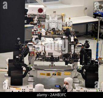 Pasadena, California, Stati Uniti d'America. 27 Dic, 2019. JPL techs showoff il Mars rover 2020 durante un media che è quasi pronto in testa al KSC per la sua luglio/agosto la data di lancio per Marte, venerdì 27 dicembre, 2019. Pasadena CA/USA. Il rover sarà lasciando JPL nel gennaio 2020 e lancio a metà anno e speriamo di atterrare su Marte nel febbraio 2021. Credit: Gene Blevins/ZUMA filo/Alamy Live News Credito: ZUMA Press, Inc./Alamy Live News Foto Stock