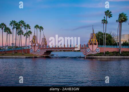 Orlando, Florida. Dicembre 18. 2019. Bel ponte sul tramonto background in area di Lake Buena Vista Foto Stock