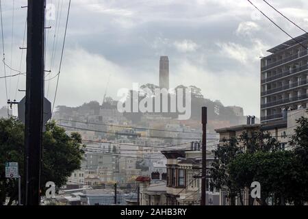 Iconica Coit Tower sulla misteriosa Telegraph Hill vista dalla Russian Hill a San Francisco, Stati Uniti Foto Stock