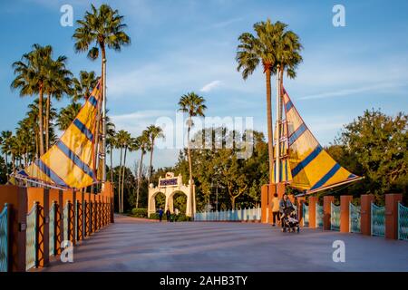 Orlando, Florida. Dicembre 18. 2019. La gente che camminava sul ponte colorato in area di Lake Buena Vista Foto Stock