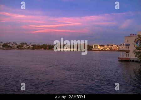 Orlando, Florida. Dicembre 18. 2019. Bella vista delle procedure Dockside Wizard su sfondo al tramonto in area di Lake Buena Vista (33) Foto Stock