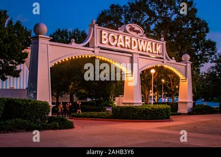 Orlando, Florida. Dicembre 18. 2019. Illuminata Disney Boardwalk arco all area di Lake Buena Vista Foto Stock