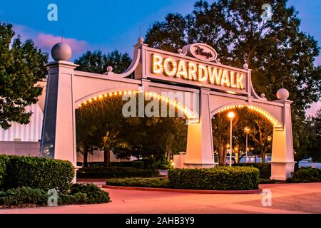 Orlando, Florida. Dicembre 18. 2019. Illuminata Disney Boardwalk arco all area di Lake Buena Vista Foto Stock