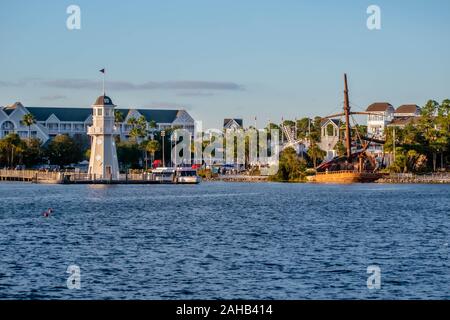 Orlando, Florida. Dicembre 18. 2019. Faro e colorato resort Villas at area di Lake Buena Vista Foto Stock