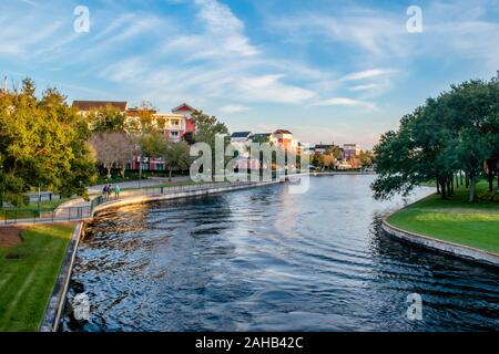 Orlando, Florida. Dicembre 18. 2019. Vista panoramica del lungomare Hotel e canal all area di Lake Buena Vista (28) Foto Stock