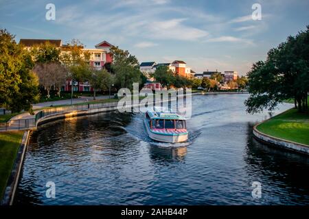 Orlando, Florida. Dicembre 18. 2019. Vista panoramica del lungomare Hotel e taxi boat in area di Lake Buena Vista (27) Foto Stock