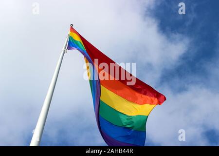 Bandiera arcobaleno sul pennone. Basso angolo di visione. Quartiere Castro di San Francisco, Stati Uniti d'America. Foto Stock