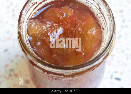 Java apple (Syzygium samarangense) marmellate fatte in casa in un vasetto di vetro. Il frutto è noto anche come Semarang rose-apple (rosa mela) e cera jambu Foto Stock