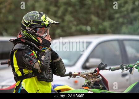 Tehran, Iran. 27 Dic, 2019. La seconda donna campionato di motocross si è svolta in tre classi 65, 150 e 250 cc al Takhti Sports Complex di Teheran (foto di Mazyar Asadi/Pacific Stampa) Credito: Pacific Press Agency/Alamy Live News Foto Stock