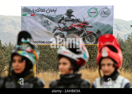 Tehran, Iran. 27 Dic, 2019. La seconda donna campionato di motocross si è svolta in tre classi 65, 150 e 250 cc al Takhti Sports Complex di Teheran (foto di Mazyar Asadi/Pacific Stampa) Credito: Pacific Press Agency/Alamy Live News Foto Stock