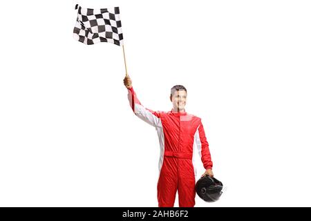 Formula tenendo una bandiera a scacchi e un casco isolati su sfondo bianco Foto Stock