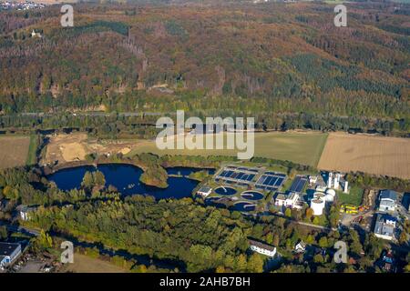 Fotografia aerea, Stadtwerke Arnsberg alimentazione idrica con impianto di trattamento dei liquami, valle della Ruhr percorso ciclo sito in costruzione sul fiume Ruhr, costruire Foto Stock