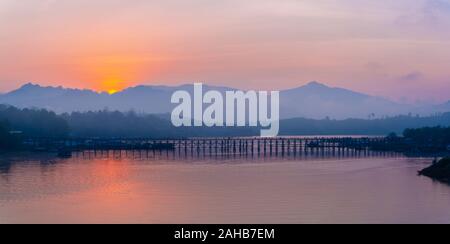 Panarama bella vista del Mon ponte di legno in ambiente di nebbia di mattina presto durante il Sunrise in Sangklaburi, Kanchanabuei, Thailandia Foto Stock